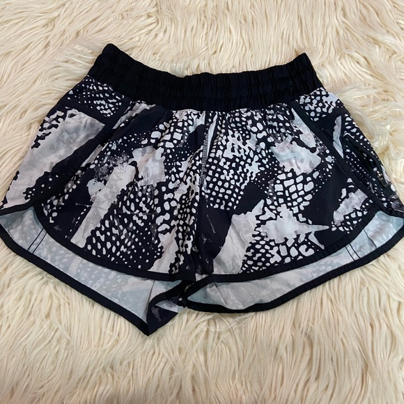 LuluLemon Tracker Short Static Mist Print size 6 - Picture 2 of 7